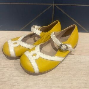 VINTAGE Pepe Children's Leather Shoes Yellow White Size 29 EU (11 US Toddler)
